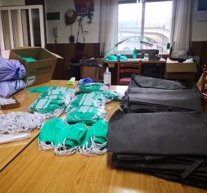 Mascarillas y batas sanitarias confeccionadas por vecinos de Elche en plena crisis del coronavirus. Mascarillas y batas sanitarias confeccionadas por vecinos de Elche en plena crisis del coronavirus.