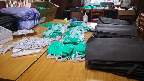 Mascarillas y batas sanitarias confeccionadas por vecinos de Elche en plena crisis del coronavirus.