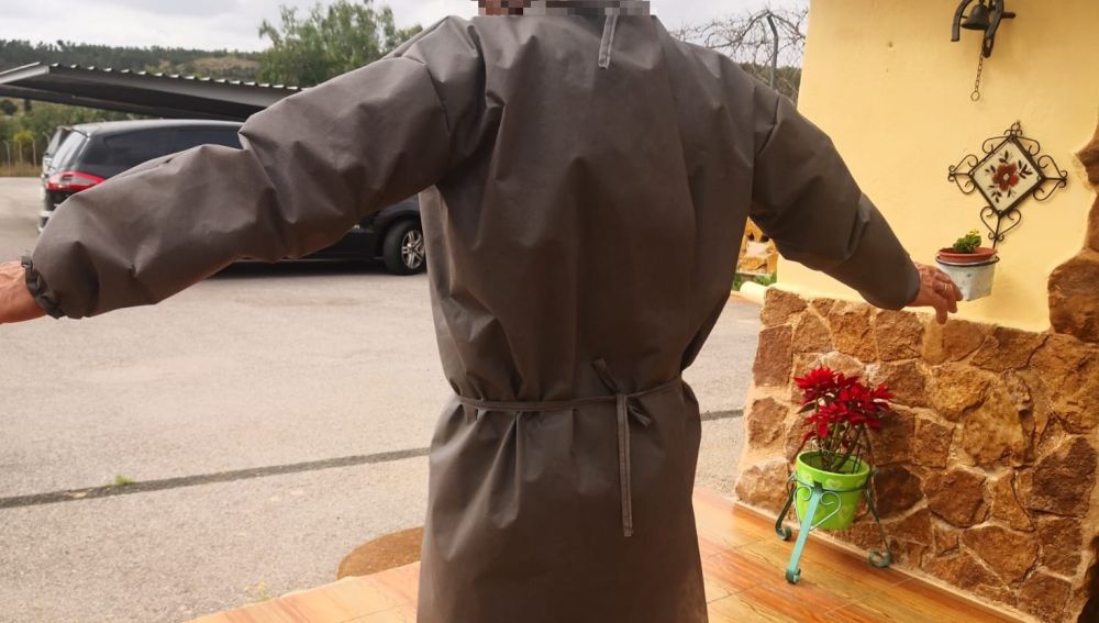 Bata fabricada por la iniciativa popular en Elche en la crisis del coronavirus.
