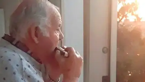 Hermann tocando la armónica a sus vecinos Hermann tocando la armónica a sus vecinos