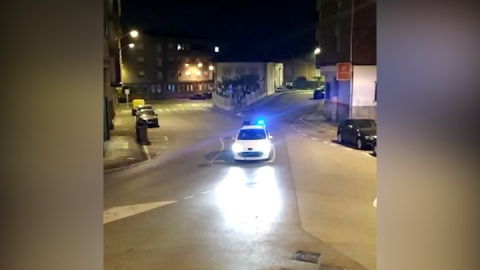 Polic&iacute;a Nacional de Nore&ntilde;a leyendo 'la carta' de Pikachu