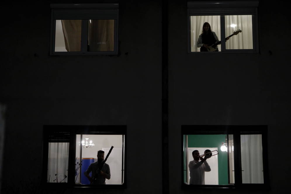 El coronavirus da valor a la música en el hogar y en los balcones El coronavirus da valor a la música en el hogar y en los balcones