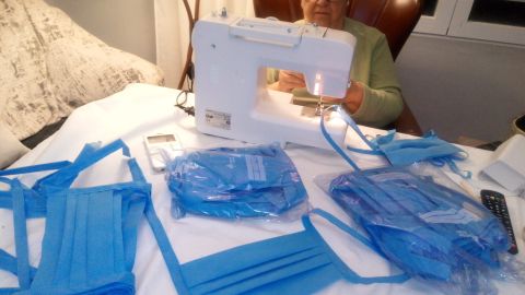 Las mujeres de Afammer est&aacute;n fabricando numerosas mascarillas