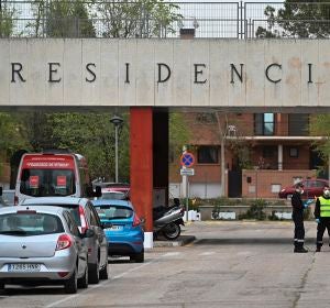 Varios efectivos de la Unidad Militar de Emergencias se despliegan en la residencia Francisco de Vitoria de Alcalá de Henares Varios efectivos de la Unidad Militar de Emergencias se despliegan en la residencia Francisco de Vitoria de Alcalá de Henares
