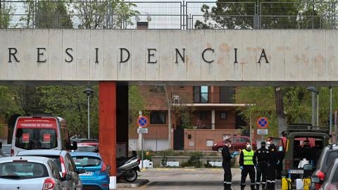Varios efectivos de la Unidad Militar de Emergencias se despliegan en la residencia Francisco de Vitoria de Alcal&aacute; de Henares