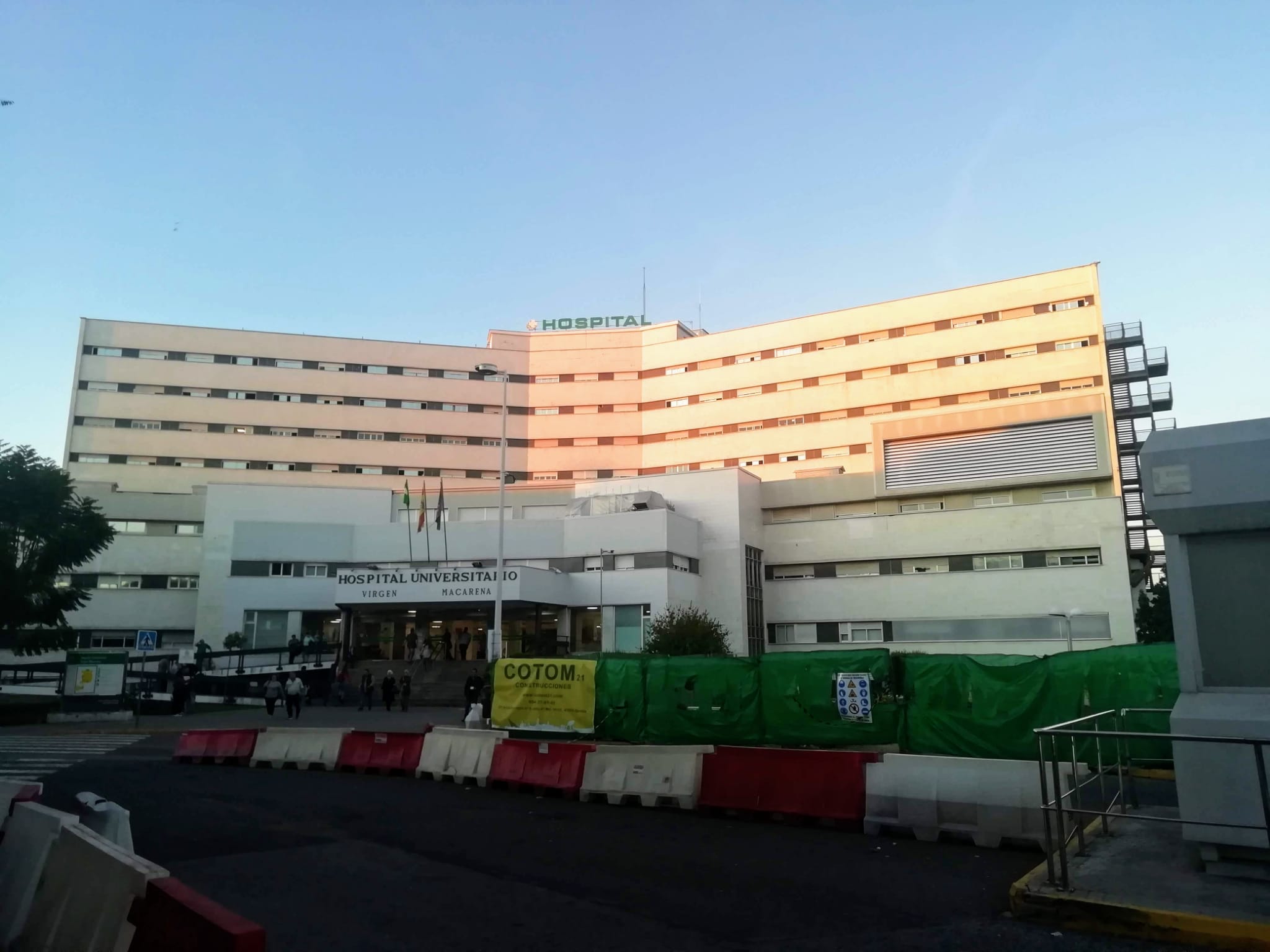 UGT y Comisiones Obreras protestan contra las "precarias condiciones" en las que trabajan en urgencias hospitalarias UGT y Comisiones Obreras protestan contra las "precarias condiciones" en las que trabajan en urgencias hospitalarias