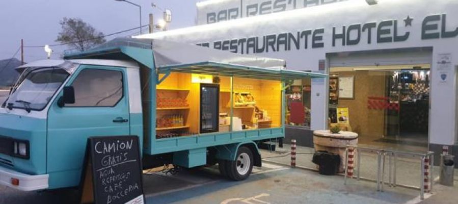 La camioneta situada delante de Restaurante El Hacho. La camioneta situada delante de Restaurante El Hacho.