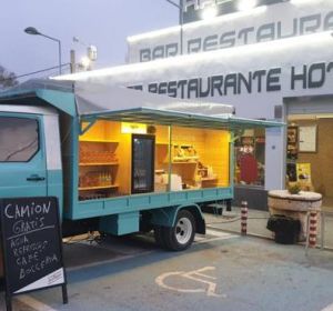 La camioneta situada delante de Restaurante El Hacho. La camioneta situada delante de Restaurante El Hacho.
