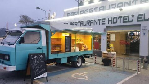 La camioneta situada delante de Restaurante El Hacho. 