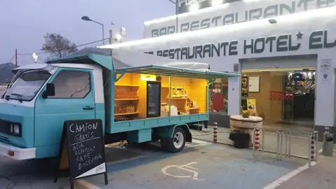 La camioneta situada delante de Restaurante El Hacho. La camioneta situada delante de Restaurante El Hacho.