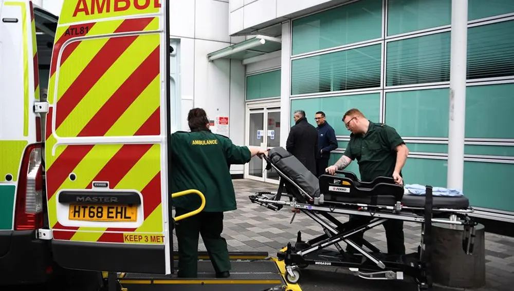  Los empleados del Servicio Nacional de Salud (NHS) trabajan fuera de un hospital en Londres.