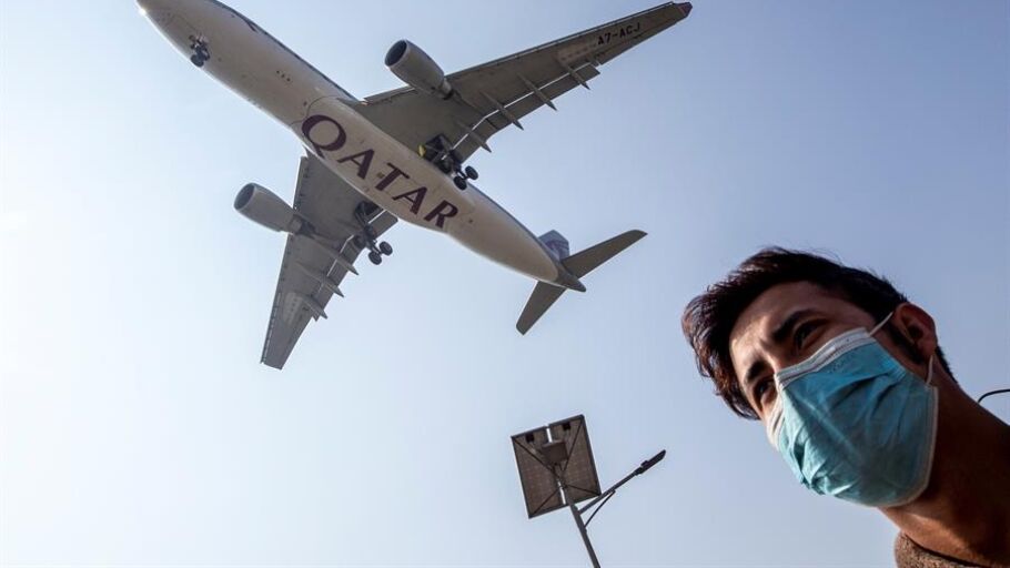 Un hombre con mascarilla en las inmediaciones de un aeropuerto