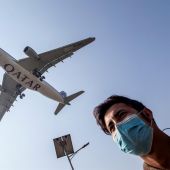 Un hombre con mascarilla en las inmediaciones de un aeropuerto
