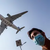 Un hombre con mascarilla en las inmediaciones de un aeropuerto Un hombre con mascarilla en las inmediaciones de un aeropuerto