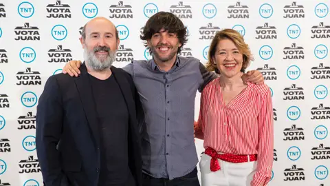 El guionista Diego San José, entre los actores María Pujalte y Javier Cámara, en la presentación de 'Vota Juan' San José es uno de los creadores de 'Vamos Juan', la segunda parte de 'Vota Juan'