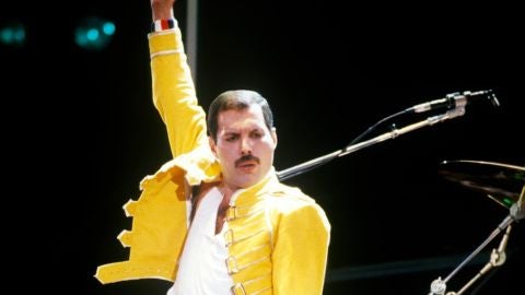 Freddie Mercury, l&iacute;der de Queen, actuando en Wembley en 1985