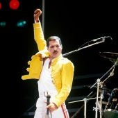 Freddie Mercury, líder de Queen, actuando en Wembley en 1985