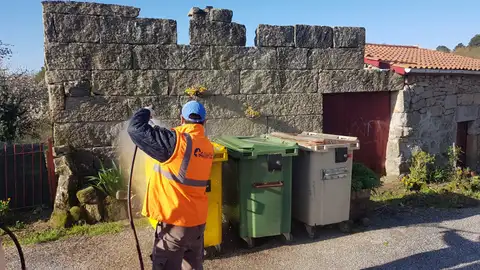 Traballadores municipales facendo labores de desinfeción Traballadores municipales facendo labores de desinfeción