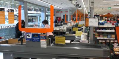 Consum completa la instalación de mamparas en sus cajas Consum completa la instalación de mamparas en sus cajas