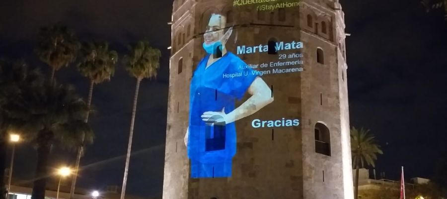 La fotografía de una profesional de Enfermería proyectada en la Torre del Oro La fotografía de una profesional de Enfermería proyectada en la Torre del Oro