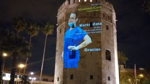 La fotograf&iacute;a de una profesional de Enfermer&iacute;a proyectada en la Torre del Oro