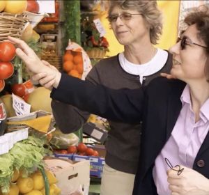 Voluntarios de la ONCE ayudan a sus afilaidos. Voluntarios de la ONCE ayudan a sus afilaidos.
