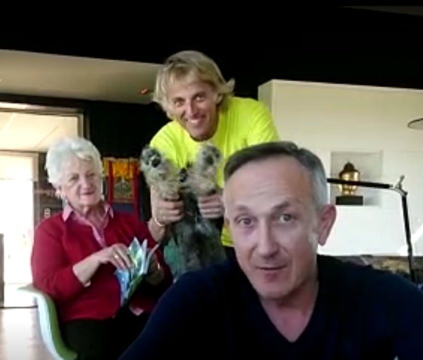 Quique y Jesús Calleja animan a los empleados de Galletas Gullón Quique y Jesús Calleja animan a los empleados de Galletas Gullón