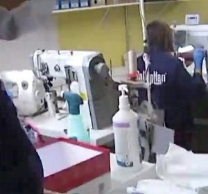 Empresas riojanas trabajan fabricando mascarillas y batas Empresas riojanas trabajan fabricando mascarillas y batas