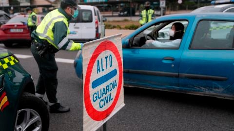 Control de la Guardia Civil de Tr&aacute;fico por el coronavirus.