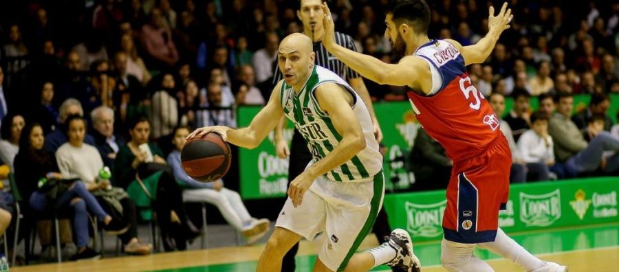 Albert Oliver maneja la pelota en un partido del Coosur Betis. Albert Oliver maneja la pelota en un partido del Coosur Betis.