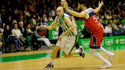 Albert Oliver maneja la pelota en un partido del Coosur Betis. Albert Oliver, base del Coosur Betis