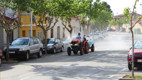 Un tractor fumiga contra el coronavirus las calles de Novelda.
