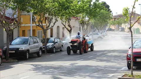 Un tractor fumiga contra el coronavirus las calles de Novelda. Un tractor fumiga contra el coronavirus las calles de Novelda.