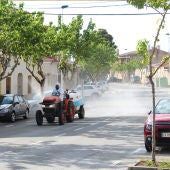 Un tractor fumiga contra el coronavirus las calles de Novelda.