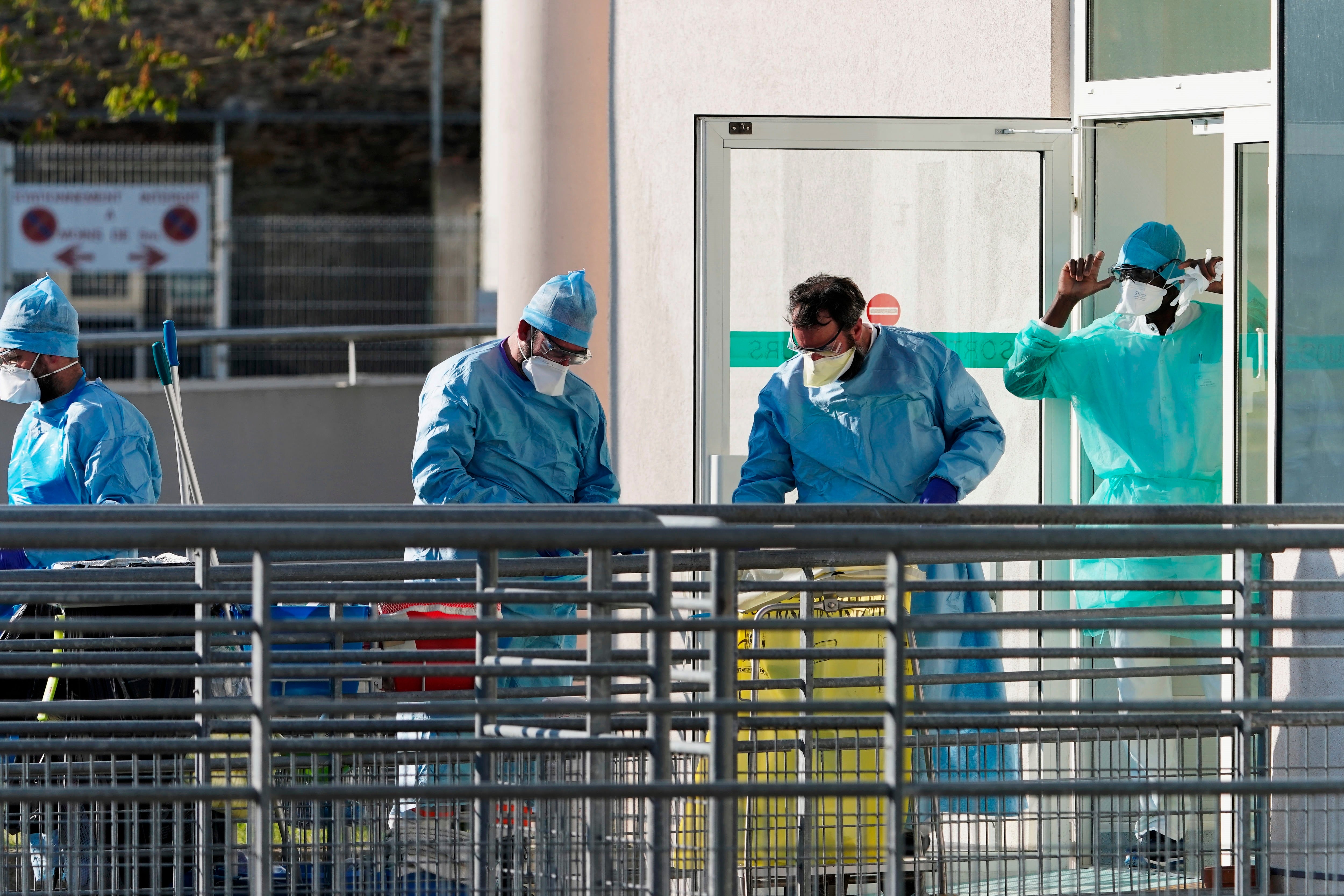 Francia anuncia un plan de 8.000 millones de euros para subir los sueldos a los sanitarios Francia anuncia un plan de 8.000 millones de euros para subir los sueldos a los sanitarios