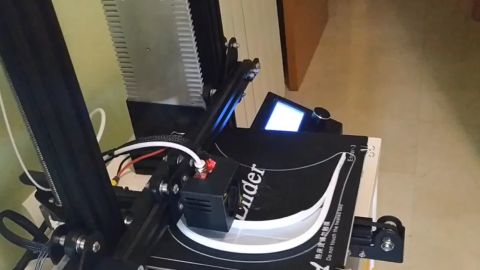 Impresora 3D con la que Jes&uacute;s fabrica piezas de las viseras de protecci&oacute;n para los sanitarios