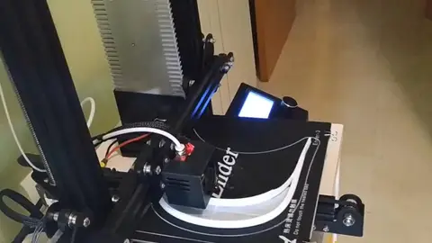 Impresora 3D con la que Jesús fabrica piezas de las viseras de protección para los sanitarios Impresora 3D con la que Jesús fabrica piezas de las viseras de protección para los sanitarios