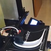 Impresora 3D con la que Jesús fabrica piezas de las viseras de protección para los sanitarios