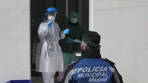 Un médico biólogo de Madrid Salud examina a un policía municipal Un médico biólogo de Madrid Salud examina a un policía municipal