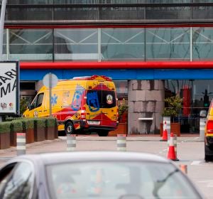Dos vehículos del Samur llegan al hospital de emergencia habilitado en Ifema en Madrid Dos vehículos del Samur llegan al hospital de emergencia habilitado en Ifema en Madrid