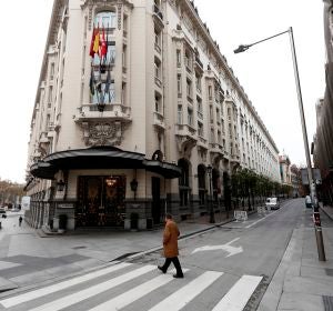 Un hombre pasa junto al Hotel Palace de Madrid Un hombre pasa junto al Hotel Palace de Madrid