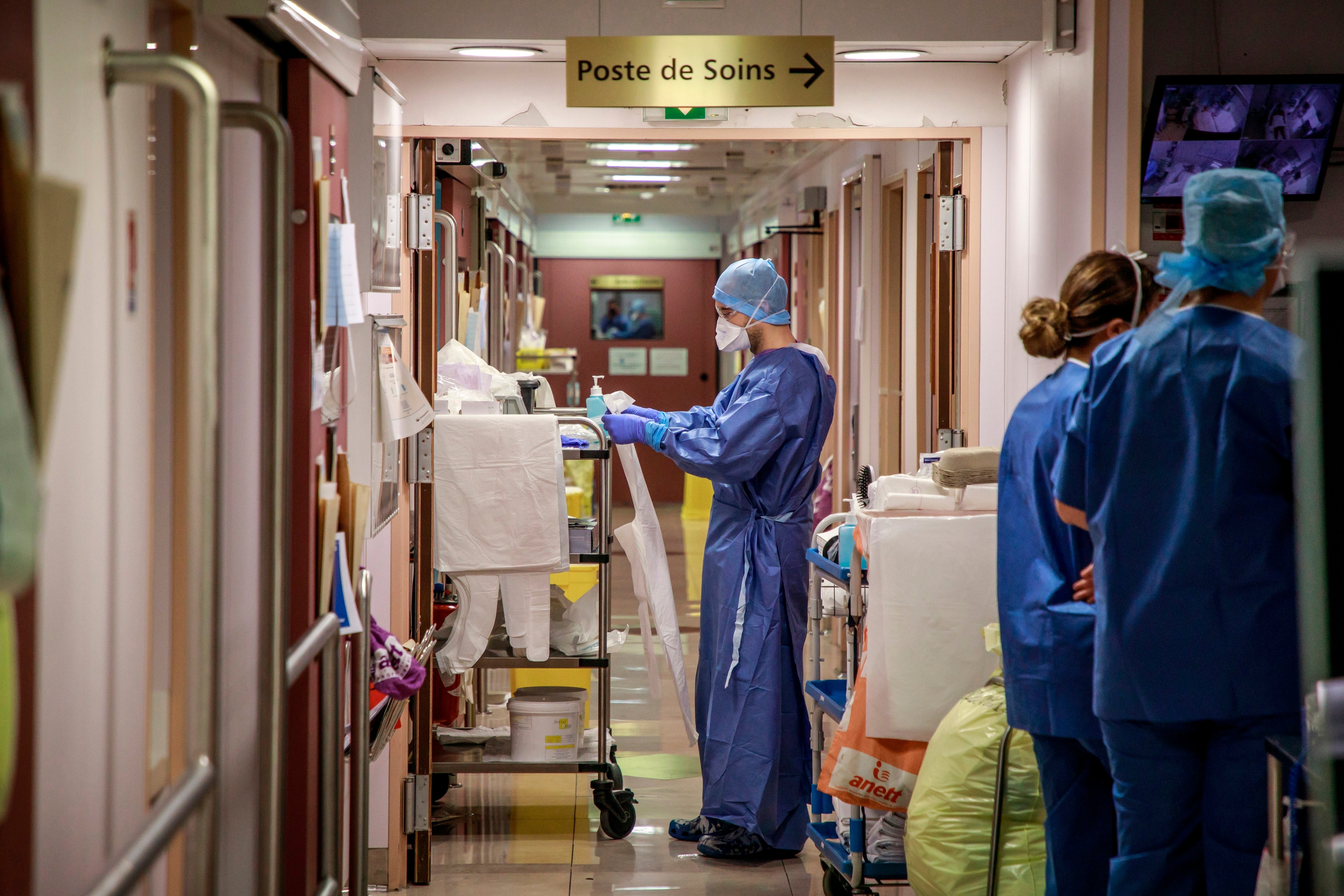 Rubén Amón indulta a Carlos Galván: "Ha convertido la sastrería de toreros en la de médicos y enfermeros" Rubén Amón indulta a Carlos Galván: "Ha convertido la sastrería de toreros en la de médicos y enfermeros"