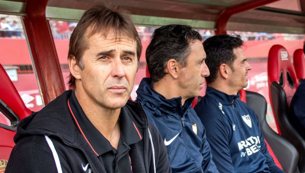 El entrenador del Sevilla Julen Lopetegui, durante el partido ante el RCD Mallorca, correspondiente a la decimoctava jornada de La Liga Santander que se disputa en el estadio de Son Moix en Mallorca. EFE/Cati Cladera