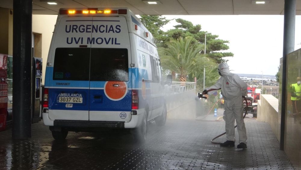 Desinfección de una ambulancia en el Área de Urgencias del Hospital Torrecárdenas 