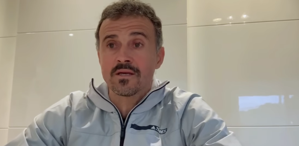 El look de Luis Enrique al más puro estilo D' Artagnan en una charla con aficionados El look de Luis Enrique al más puro estilo D' Artagnan en una charla con aficionados