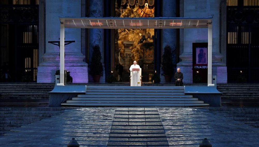El Papa Francisco, solo en la Plaza de San Pedro