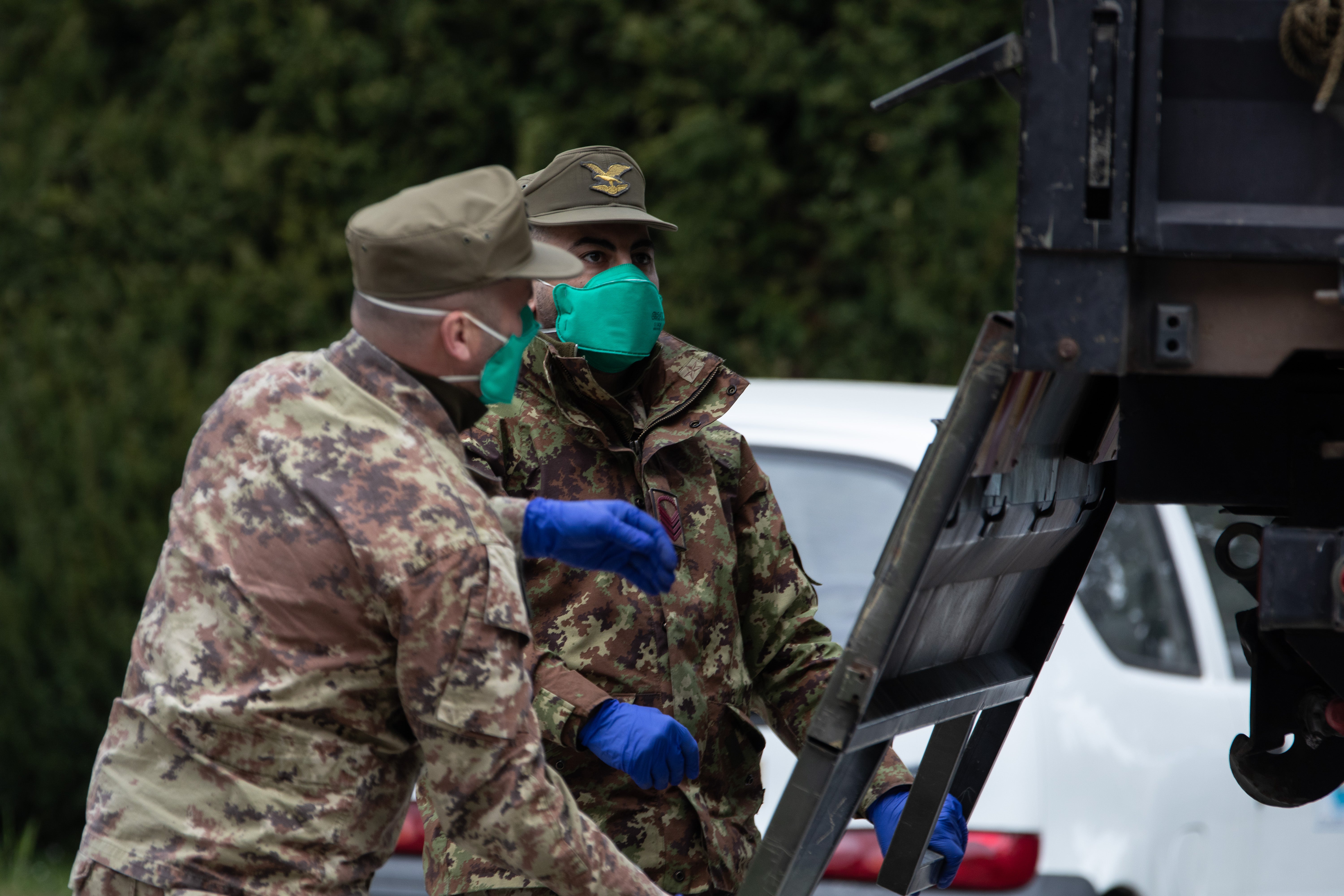 El Ejército ya puede trasladar cadáveres para paliar la saturación de los servicios funerarios El Ejército ya puede trasladar cadáveres para paliar la saturación de los servicios funerarios