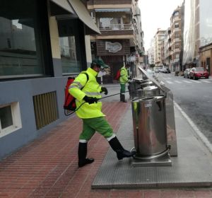 Trabajadores de Urbaser en Santa Pola desinfectando contra el coronavirus. Trabajadores de Urbaser en Santa Pola desinfectando contra el coronavirus.