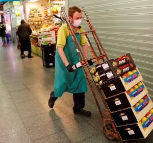 Imagen de un hombre transportando alimentos en un mercado Imagen de un hombre transportando alimentos en un mercado