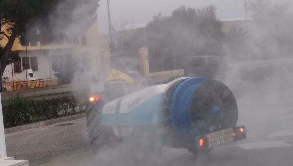 Un tractor en Aspe fumigando contra el coronavirus.